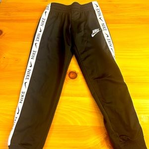 Girls Nike pants jogger style